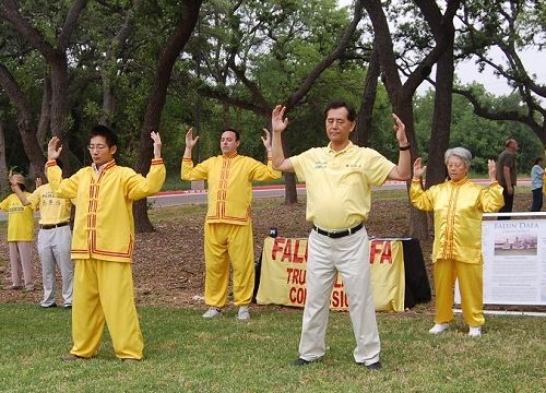 图:法轮功学员在奥斯汀的世界太极气功日上做功法演示