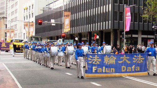 天国乐团在游行队伍中