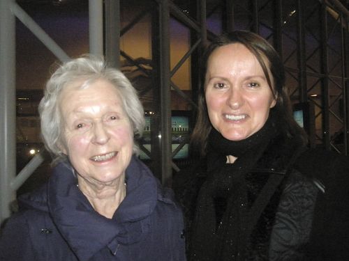 房地产公司老板帕特里夏•波赛尔女士(右)与母亲都非常喜爱神韵晚会