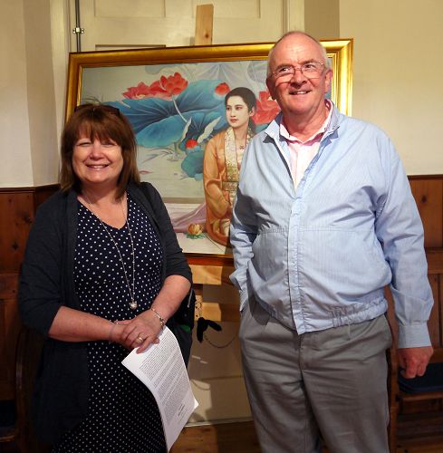 当地居民朱莉•库金斯和斯蒂芬•格雷斯夫妇(Julie