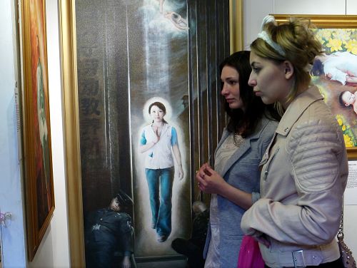 英国姊妹阿米莉亚•罗素和达比莎•罗素(Amelia