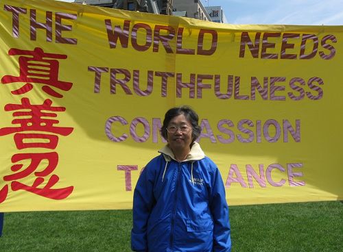 法轮功学员夏瑰琦在集会现场。