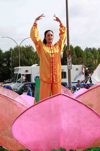 法轮大法游行队伍的花车受到赞誉