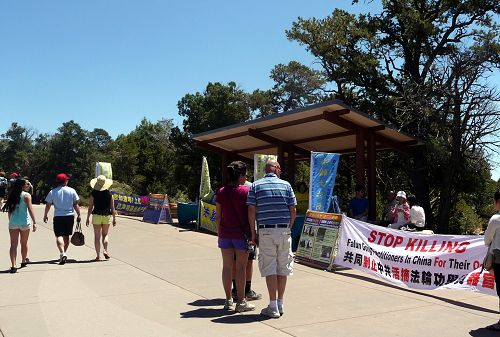 图:二零一四年六月六日至八日,法轮功学员来到美国知名旅游景点——位于亚历桑那州的大峡谷,设立真相点,向来此旅游的游客传播法轮功真相。