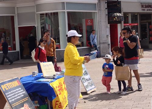 图3：介绍法轮功弘传世界以及揭露中共邪<span