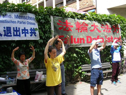 德国慕尼黑景点，法轮功学员讲真相、劝三<span