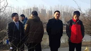 七位律师中的四位律师,身后蓝衣者是国保便衣,监视律师