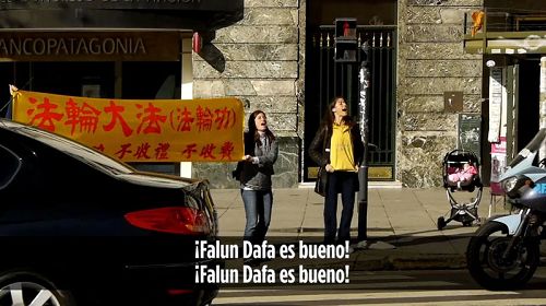 阿根廷法轮功学员在中共官员车队的必经之处高喊“法轮大法好”，并要求法办江泽民