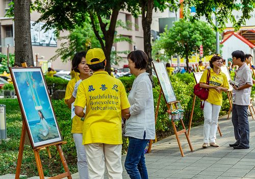 在裕诚路两侧有真相画廊,展示中共迫害法轮功学员的真相看板和真善忍美展画作,吸引不少游客和陆客驻足观看了解真相。