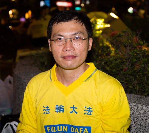 家族有多人一起学炼法轮功的台湾房屋加盟店老板家毓说:“法轮功太好了,很多学员都在就自己方便条件下,尽一己之力讲真相反迫害。”