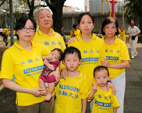 从事医护工作的季静一家人。季静说:“唯有这样不断不断的呼唤世人了解真相,不要相信中共的谎言,这样才能够制止迫害。”