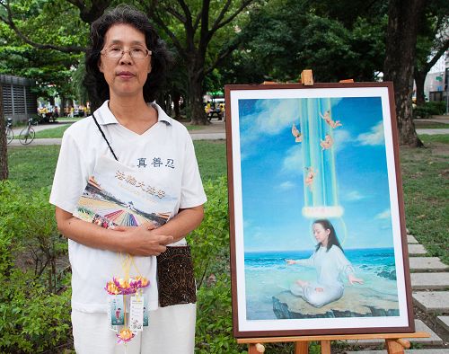 参加打电话多年的妃玉,呼吁人们赶快了解并制止对佛法修炼人的迫害,遇难才能够逢凶化吉,有个美好的未来。