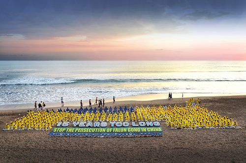 图12:夜幕慢慢降临,学员们继续在沙滩上集体炼功。