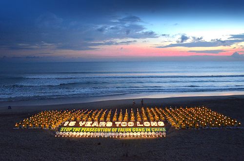 图13:傍晚时分,学员们点燃了点点烛光,悼念被中共迫害致死的法轮功学员,呼吁共同制止长达十五年的对法轮功学员的迫害。