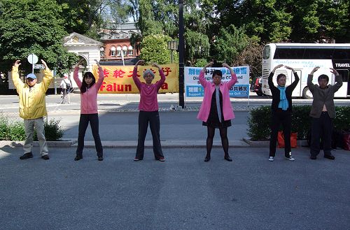 瑞典学员在斯德哥尔摩市政厅前洪法、讲真相劝“三<span