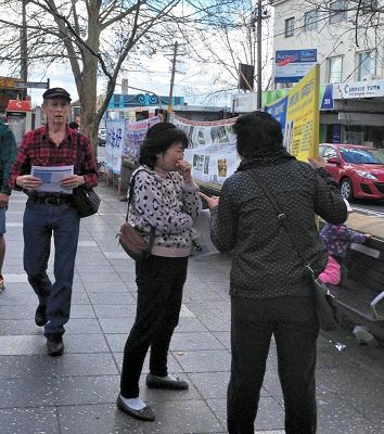 图2：法轮功学员秀琴（右）帮助华人明真相、做“三<span