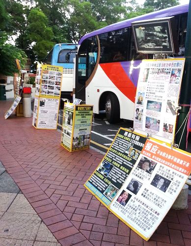 图2：香港半山的观景台上的三<span