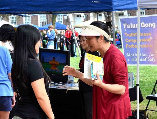 法轮功学员（右）给华人讲真相，劝三<span