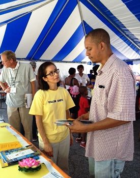 图:法轮功学员在美国阿肯色州首府小石城的民权节上讲真相