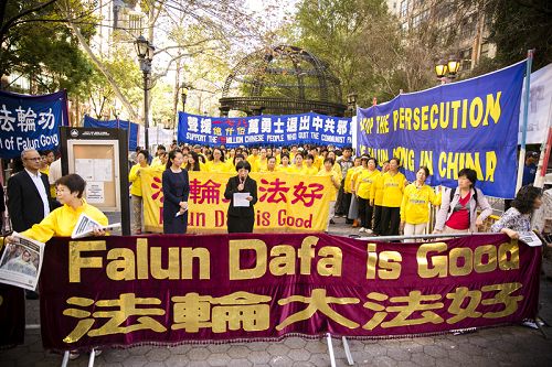 图1：法轮功学员在位于纽约的联合国总部前集会，谴责中共迫害