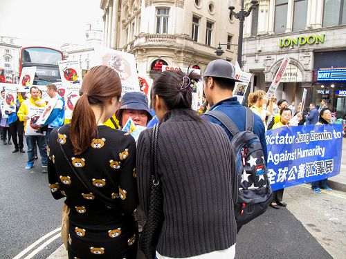 图10：两位明白真相的女留学生选择了三<span style='max-width:0px!important;margin-left:-4px;color:#eee!important;'>:</span>退<span style='max-width:0px!important;margin-left:-4px;color:#eee!important;'>.</span>