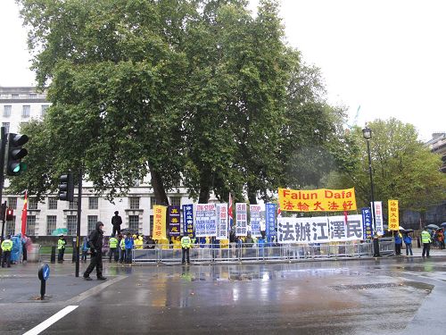 图1：二零一五年十月二十一日，法轮功学员在中共领导人习*近*平当天与英国首相卡梅隆会面的唐宁街10号大门外打出中英文横幅，上面写着：“法轮大法好”、“真善忍”、“制止迫害法轮功”、“活摘法轮功学员器官天理难容”和“法办江泽民”。