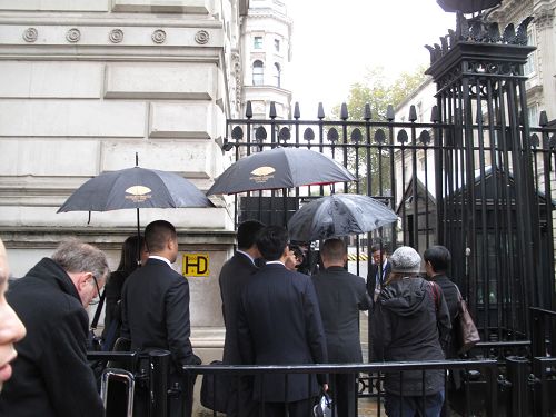 图3-4：二零一五年十月二十一日，中共领导人习*近*平访英随行人员出入唐宁街10号。