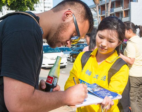 图3： James Pene看到法轮功学员炼功感到美极了