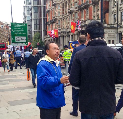 图10：二零一五年十月二十二日下午，法轮功学员王先生在向有缘遇到的华人讲真相劝三<span style='max-width:0px!important;margin-left:-4px;color:#eee!important;'>:</span>退<span style='max-width:0px!important;margin-left:-4px;color:#eee!important;'>.</span>