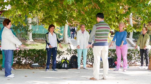 图6:每次的集体炼功都会有新学员来学炼功法