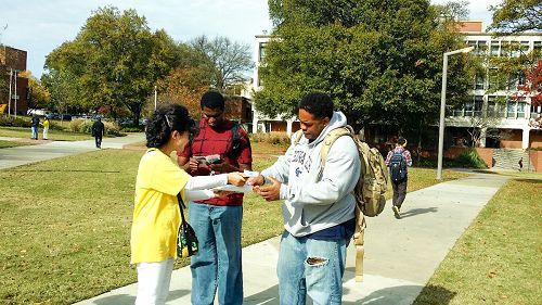 图1-2：美国亚特兰大学员在乔治亚理工学院的校园讲真相劝三<span style='max-width:0px!important;margin-left:-4px;color:#eee!important;'>:</span>退<span style='max-width:0px!important;margin-left:-4px;color:#eee!important;'>.</span>。