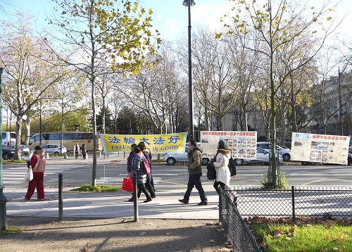 图：巴黎法轮功学员每天都来到埃菲尔铁塔下设立真相点，向中国大陆游客讲真相，劝三<span style='max-width:0px!important;margin-left:-4px;color:#eee!important;'>:</span>退<span style='max-width:0px!important;margin-left:-4px;color:#eee!important;'>.</span>。