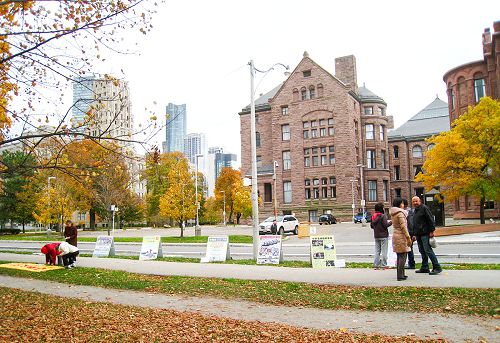 图2-3：法轮功学员在安大略省议会大楼外设立了真相点，向游人讲述法轮功的真相，同时劝中国大陆同胞三<span style='max-width:0px!important;margin-left:-4px;color:#eee!important;'>:</span>退<span style='max-width:0px!important;margin-left:-4px;color:#eee!important;'>.</span>保平安。