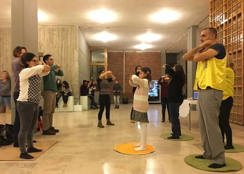 图1:法轮功学员教功