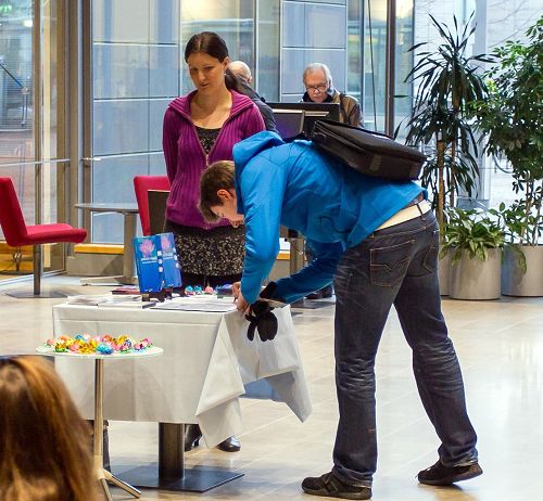 了解法轮功真相,正在签名支持反迫害的人