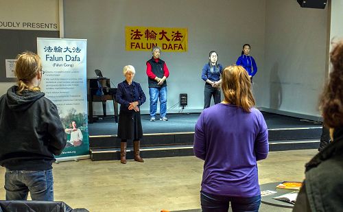 跟着一起炼法轮功的人们