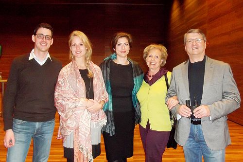 奥地利国防部驻波斯尼亚前武官Schrotter先生(右)与家人一起观赏神韵