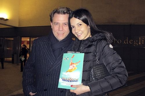 图3:Kyriakakou女士和朋友一起观赏了三月二十日神韵在米兰的演出。