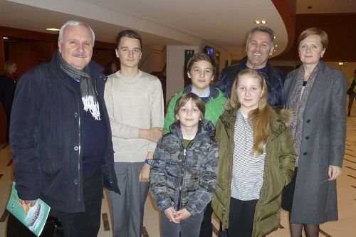 图4:在英国公司Glossop时装部担任经济学家的意兹梅洛夫(Georeio Izmailov)先生(右二)与朋友一起观看了三月二十二日,神韵在米兰的演出。