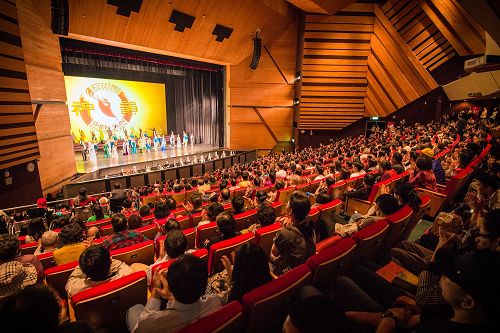 三月二十二日下午神韵纽约艺术团在台中市中山堂落幕,连六场爆满的盛况,画下圆满句点。