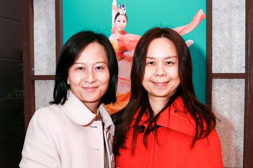 自然空间设计公司设计师罗文君(右)与友人一同观赏神韵桃园首场的演出。