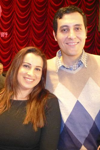 马伊萨(Maysa)夫人与她的外交官丈夫嘎玛(Gamal)观看神韵演出后感受到幸福