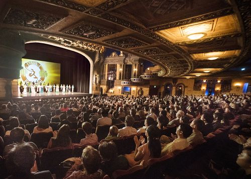 享誉全球的神韵纽约艺术团先后在澳大利亚五省、六个城市演出二十七场,图为在悉尼帝苑剧院的首场演出