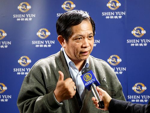 图7:梵谛冈教廷册封的高雄教区吴育赞爵士全家观赏了神韵三月五日晚场的演出,对于《神韵》传达“真、善、忍”的讯息,内心感动不已。