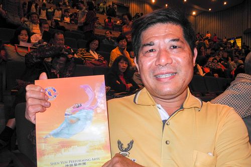 图8:致祥工业公司董事长叶洁乡,观赏神韵后情不自禁流下了感动与喜悦的泪水,他说:“好像心底有扇门被打开了!内心有一种莫明的感动。”