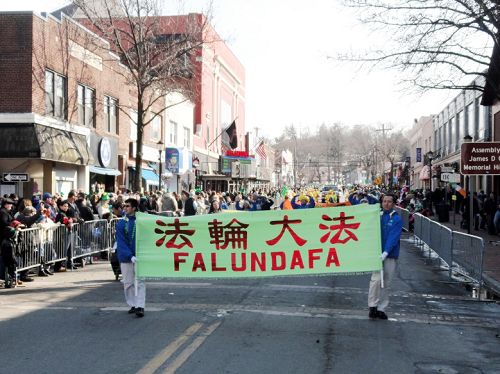 图1-6:部分纽约地区法轮大法学员参加了长岛亨廷顿(Huntington)圣派翠克(St. Patrick)节游行受欢迎。