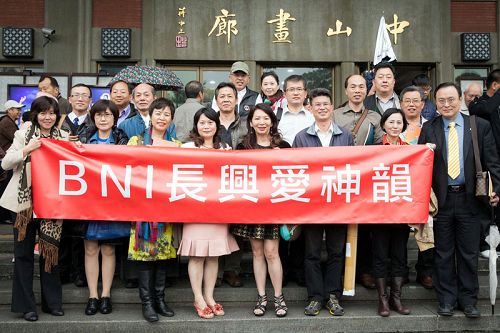 图7:林桂如(前排左四)与自己的学生一同观赏神韵后合影。