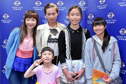 图11:淡水艺术舞蹈团团长刘纹君(左二)及其学生观赏神韵演出。