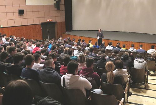 图1：斯洛伐克法轮功学员向当地青年学生介绍影片和法轮功真相