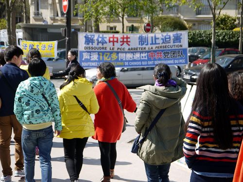 巴黎埃菲尔铁塔下的真相退<span style='max-width:0px!important;margin-left:-4px;color:#eee!important;'>!</span>党<span style='max-width:0px!important;margin-left:-4px;color:#eee!important;'>!</span>点，每天都迎来众多的中国大陆游客